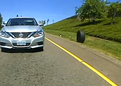 Kakav haos  može da  napravi jedna guma: Vozači u koloni na putu ostali u šoku, šteta ogromna (VIDEO)