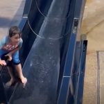 "Za dlaku!" Dete se popelo na vodeni tobogan: Ono što je usledilo je za nevericu (VIDEO)