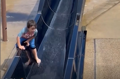 "Za dlaku!" Dete se popelo na vodeni tobogan: Ono što je usledilo je za nevericu (VIDEO)