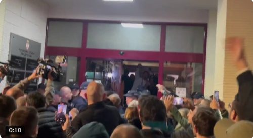 Neredi u Čačku: Blokaderi upali u Skupštinu grada, ženi iz obezbeđenja pozlilo (VIDEO)