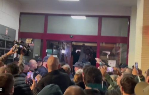 Neredi u Čačku: Blokaderi upali u Skupštinu grada, ženi iz obezbeđenja pozlilo (VIDEO)