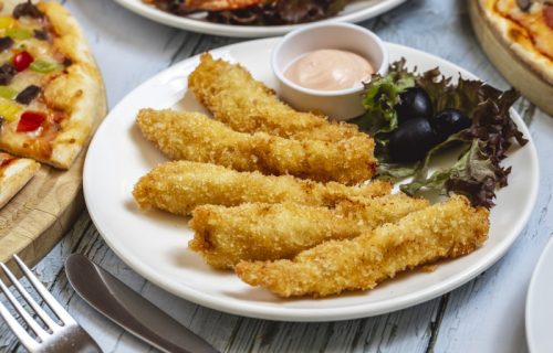 Pohovano pileće meso sa pohom od čipsa: Savršen hrskavi ukus (RECEPT+VIDEO)