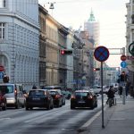 Nadrealna scena uZagrebu: Autobus se zaglavio u podvožnjaku usred grada, putnici izlaze kroz prozor