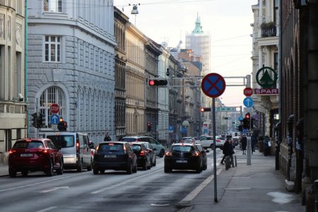 Nadrealna scena uZagrebu: Autobus se zaglavio u podvožnjaku usred grada, putnici izlaze kroz prozor