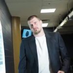 Kakav stajling! Nikola Jokić obukao ono što najviše voli pred prvu utakmicu plej-ofa (VIDEO)