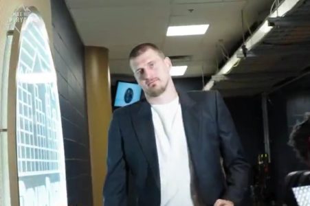 Kakav stajling! Nikola Jokić obukao ono što njviše voli pred prvu utakmicu plej-ofa (VIDEO)