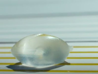 Umesto vode u plastičnoj flaši: Jestiva kapsula za vodu koja je biorazgradiva (VIDEO)
