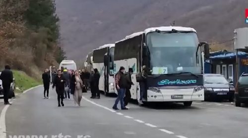 Srbi sa KiM krenuli u Beograd na skup “Ne damo Srbiju”: Od 19 časova govoriće Vučić