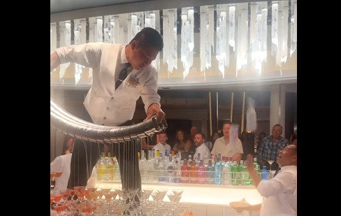 Ovo je bar ili cirkus?! Barmeni prave šou: Samo recite koliko hoćete koktela - ide bukvalno odmah (VIDEO)