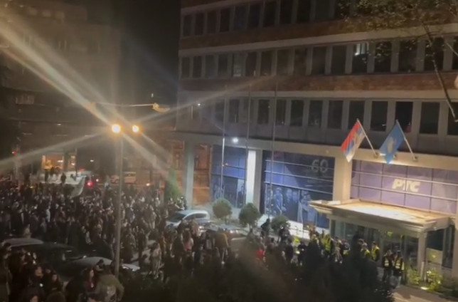 Protest ispred RTS-a: Okupili se studenti i građani, Takovska blokirana
