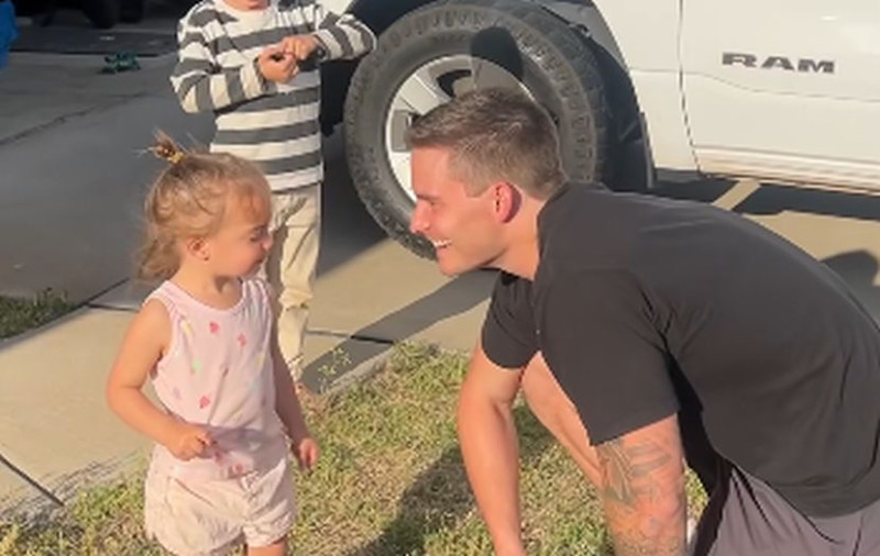 Ko si ti i šta hoćeš od mene? Jedan tata se ošišao, a reakcija njegove ćerkice je urnebesna (VIDEO)