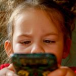 Da li znate šta se dešava u mozgu deteta kada mu date mobilni telefon u ruke?