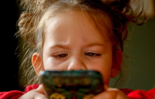 Da li znate šta se dešava u mozgu deteta kada mu date mobilni telefon u ruke?