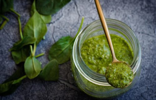 Domaći pesto sos: Sjajan dodatak za sve vrste testenina (RECEPT+VIDEO)