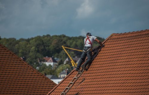 Neverovatna priča iz Bosne: Jak vetar mu oduvao krov na komšijinu parcelu, ovaj traži da plati da ga uzme