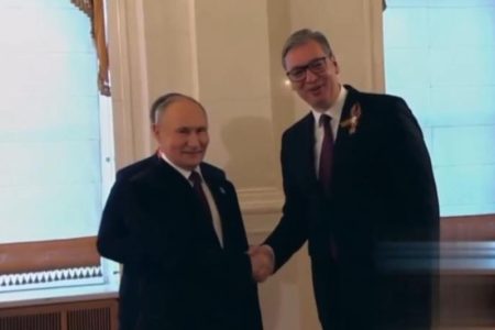 Susret Vučića i Putina: Srdačan pozdrav dvojice lidera pred početak svečane večere u Moskvi (VIDEO)