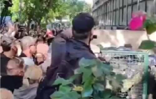 Blokaderi ometaju rad suda, naguravanje sa policijom od ranog jutra (VIDEO)