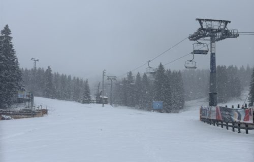 Sneg veje na Kopaoniku, kao da je zimska sezona u punom jeku (FOTO)