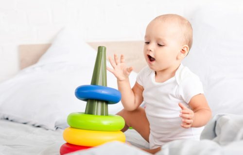 Igra kao alat za stimulaciju bebine motorike i intelekta