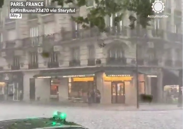 Da li će i kod nas stići? Pariz nakon pretoplih dana pogodilo nevreme, automobili “olupani” od grada (VIDEO)