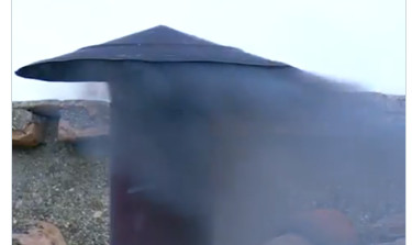 Ponovo crni dim iz dimnjaka Sikstinske kapele: Papa i dalje nije izabran (VIDEO)