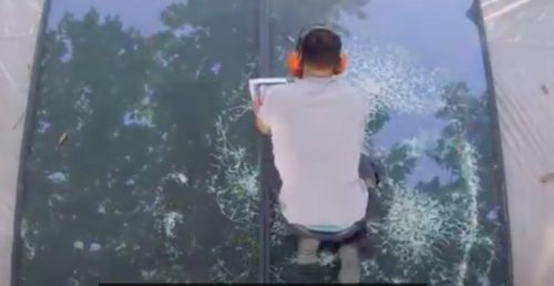 Portreti od razbijenog stakla: Ljudska lica sa izraženim emocijama (VIDEO)