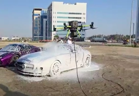 Kakav fenomenalan izum: Dron za pranje automobila (VIDEO)