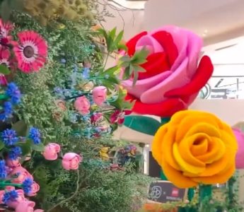 Lego bašta sa prelepim raznobojnim cvetovima: Impozantne visine od četiri metra (VIDEO)