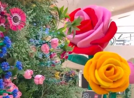Lego bašta sa prelepim raznobojnim cvetovima: Impozantne visine od četiri metra (VIDEO)