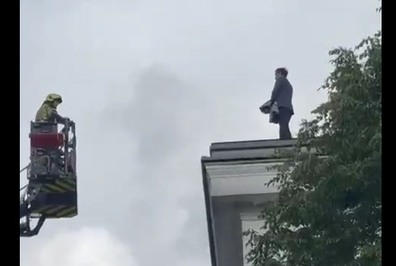 Slovenački političar se popeo na krov Skupštine pa pretio samoubistvom: Odmah reagovali vatrogasci (VIDEO)