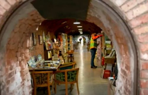 Od bačenih knjiga napravili biblioteku: Renovirali fabriku cigala i kamion za đubre postao biblioteka