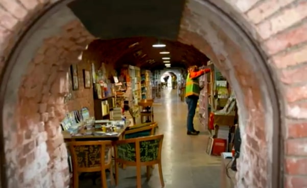 Od bačenih knjiga napravili biblioteku: Renovirali fabriku cigala i kamion za đubre postao biblioteka