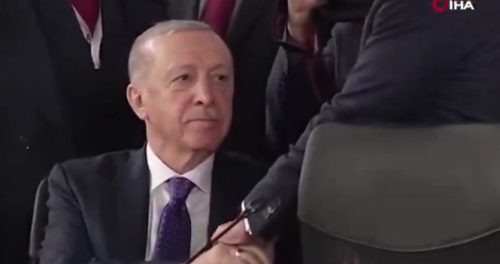 Susret Erdogana i Makrona postao viralan: “Lider pokušavao da uspostavi psihološku superiornost” (VIDEO)