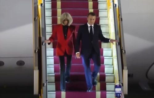 "Gubitniče!" Čitač sa usana otkrio: Evo šta je sve Brižit rekla Makronu nakon "ćuške" (VIDEO)