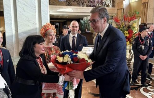 Veličanstven doček u Moskvi za predsednika Vučića: Ruski domaćini su ga dočekali sa pogačom i cvećem (FOTO)