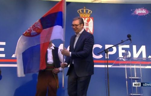 Predsednik Srbije se obratio na saboru u Nišu: "Izbora će biti kada nadležne institucije donesu odluku! Počistićemo ih kao i uvek" (FOTO)