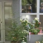 Dve godine tuge: Porodice i građani ostavljaju cveće, pale sveće ispred "Ribnikara"