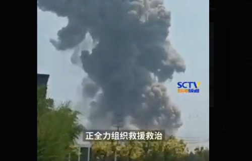 Velika eksplozija u Kini: Gust oblak crnog dima izbija iz hemijske fabrike (VIDEO)