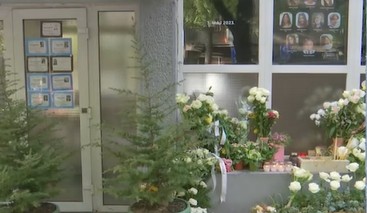 Dve godine tuge: Porodice i građani ostavljaju cveće, pale sveće ispred "Ribnikara"