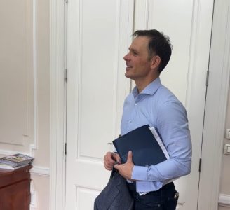 Mala proslava za nove pobede: Ministar Mali obeležio sedam godina na čelu Ministarstva finansija (VIDEO)