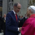 Predsednik Vlade Srbije na inauguraciji pape Lava XIV: Čestitke i kratak razgovor u Vatikanu (FOTO)