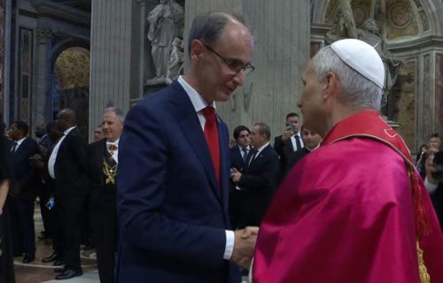 Predsednik Vlade Srbije na inauguraciji pape Lava XIV: Čestitke i kratak razgovor u Vatikanu (FOTO)