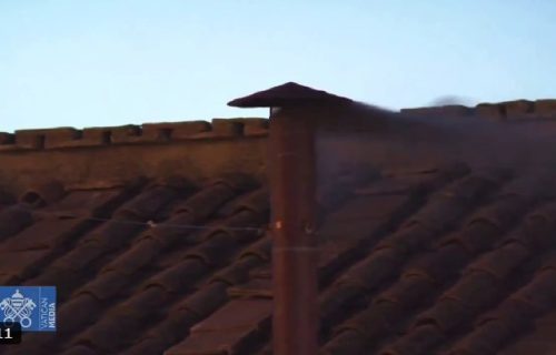 Crni dim iznad Sikstinske kapele, nije izabran novi papa (VIDEO)