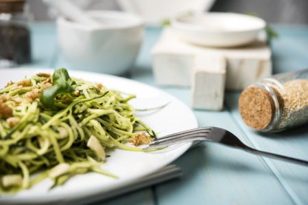 Kremaste špagete sa šparglama: Pravi rimski klasik (RECEPT+VIDEO)