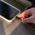 Ako punite telefon sa zaštitnom maskom, rizikujete da se ošteti baterija