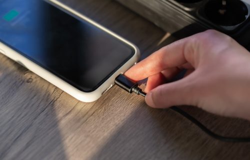 Ako punite telefon sa zaštitnom maskom, rizikujete da se ošteti baterija