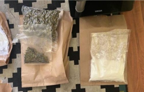 U Leskovcu uhapšen muškarac: Policija mu u kući pronašla oko pola kilograma heroina i kokain
