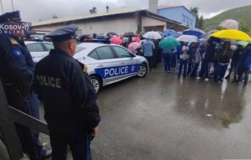 Roditelji sa decom na protestu ispred Sportske hale u Severnoj Mitrovici