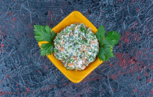 Zapečeni spanać sa mladim sirom: Plus mocarela, za puniji ukus (RECEPT+VIDEO)