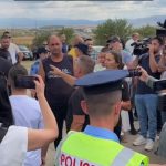 Dramatičan snimak sa Gazimestana: Policija opkolila porodicu sa troje dece, htela da privede devojčicu